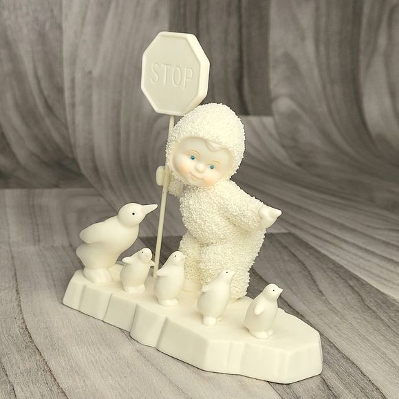 Snowbabies SCHOOL CROSSING 2006 Department 56 - 56.69668 Penguins 4.75" - Picture 3 of 14